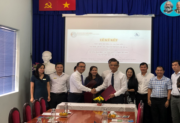 Viện MT&TN cùng với ĐH TN&MT TPHCM ký kết thỏa thuận hợp tác trong lĩnh vực môi trường và Tài nguyên