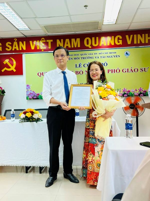 Viện Môi trường và Tài nguyên trao Quyết định bổ nhiệm PGS cho TS. Đỗ Thị Thu Huyền