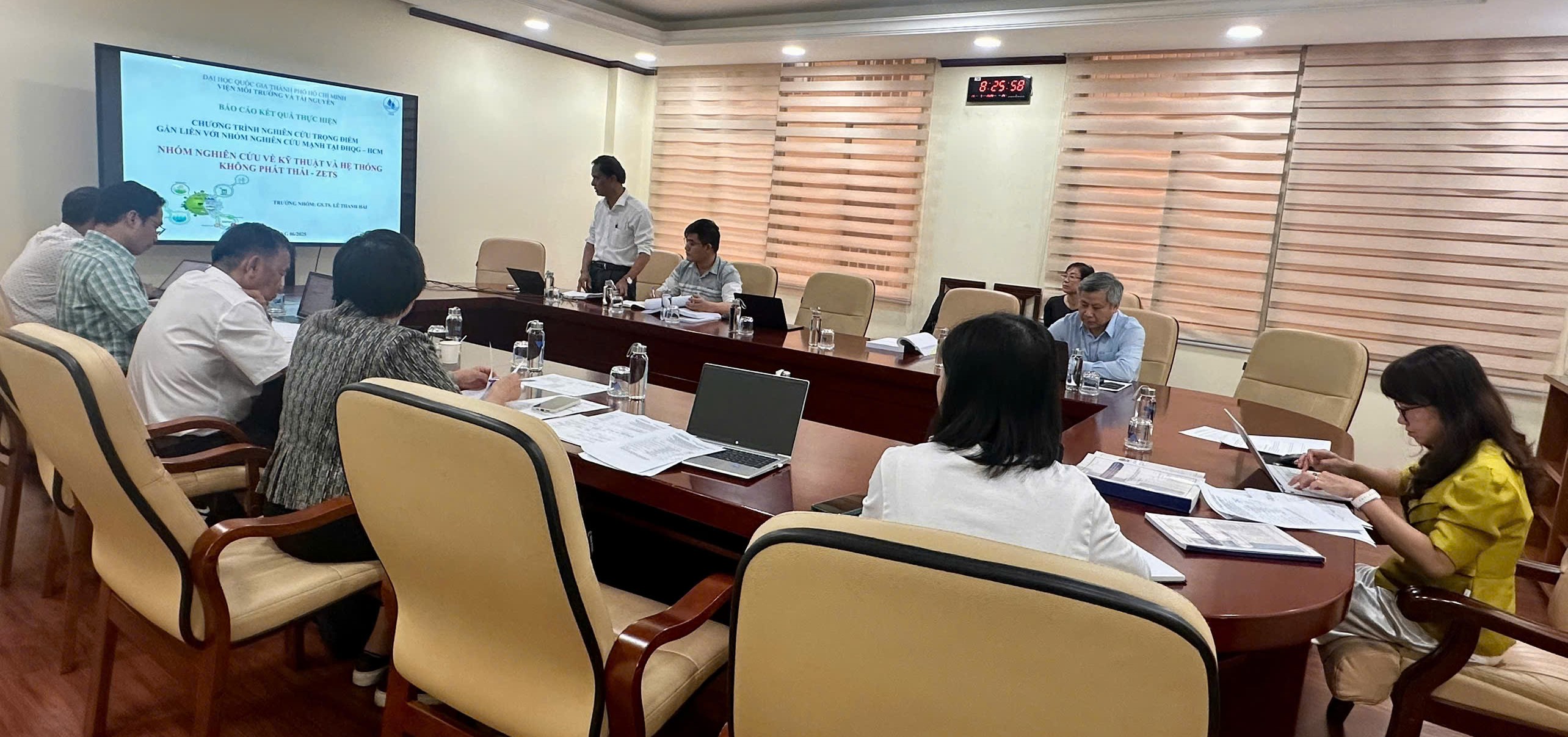 Nghiệm thu chương trình nghiên cứu trọng điểm gắn liền với nhóm nghiên cứu mạnh về Kỹ thuật và hệ thống không phát thải