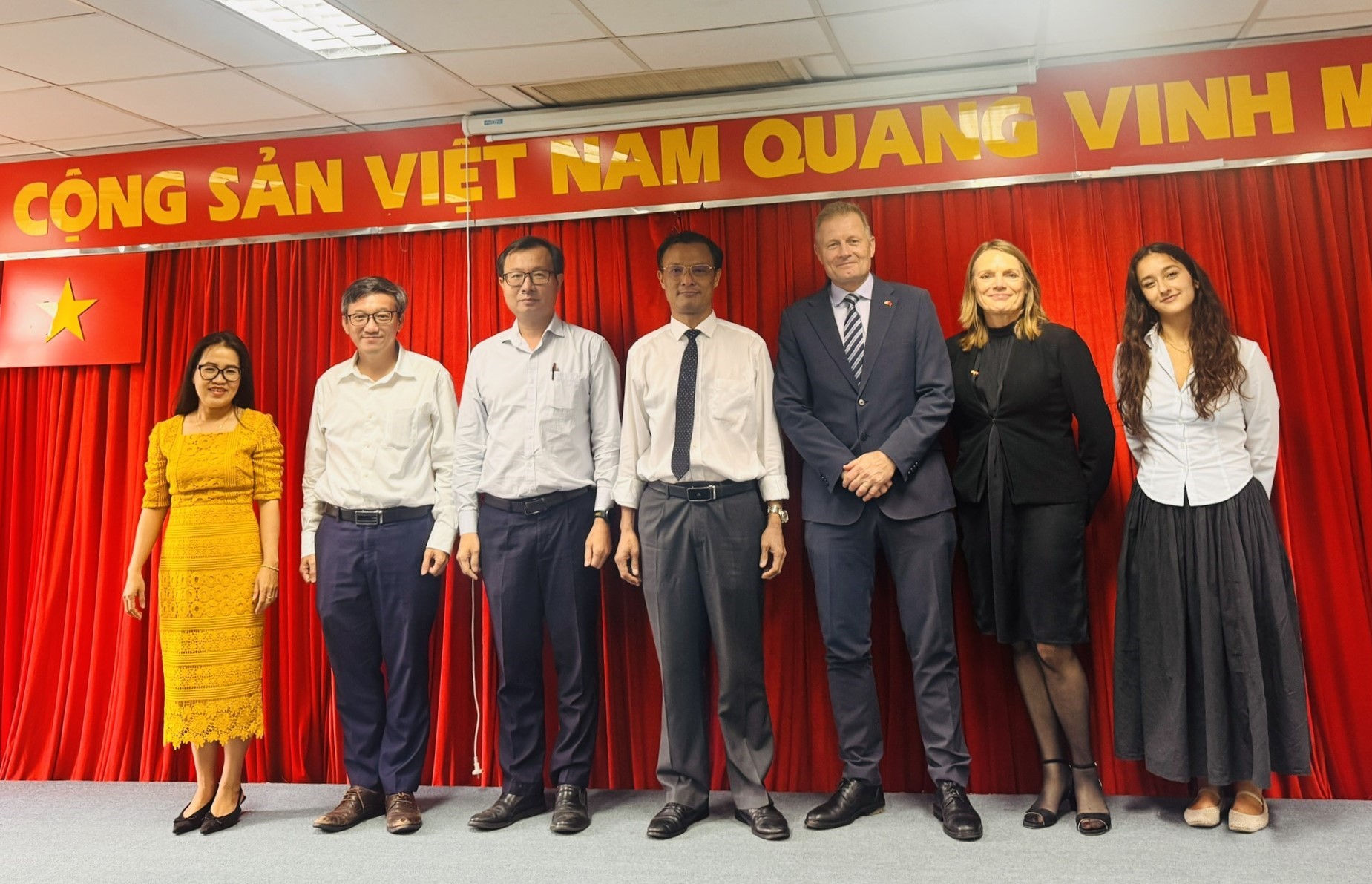 Viện Môi trường và Tài nguyên tiếp đón Đại sứ Đan Mạch và chuyên gia về dữ liệu khí hậu